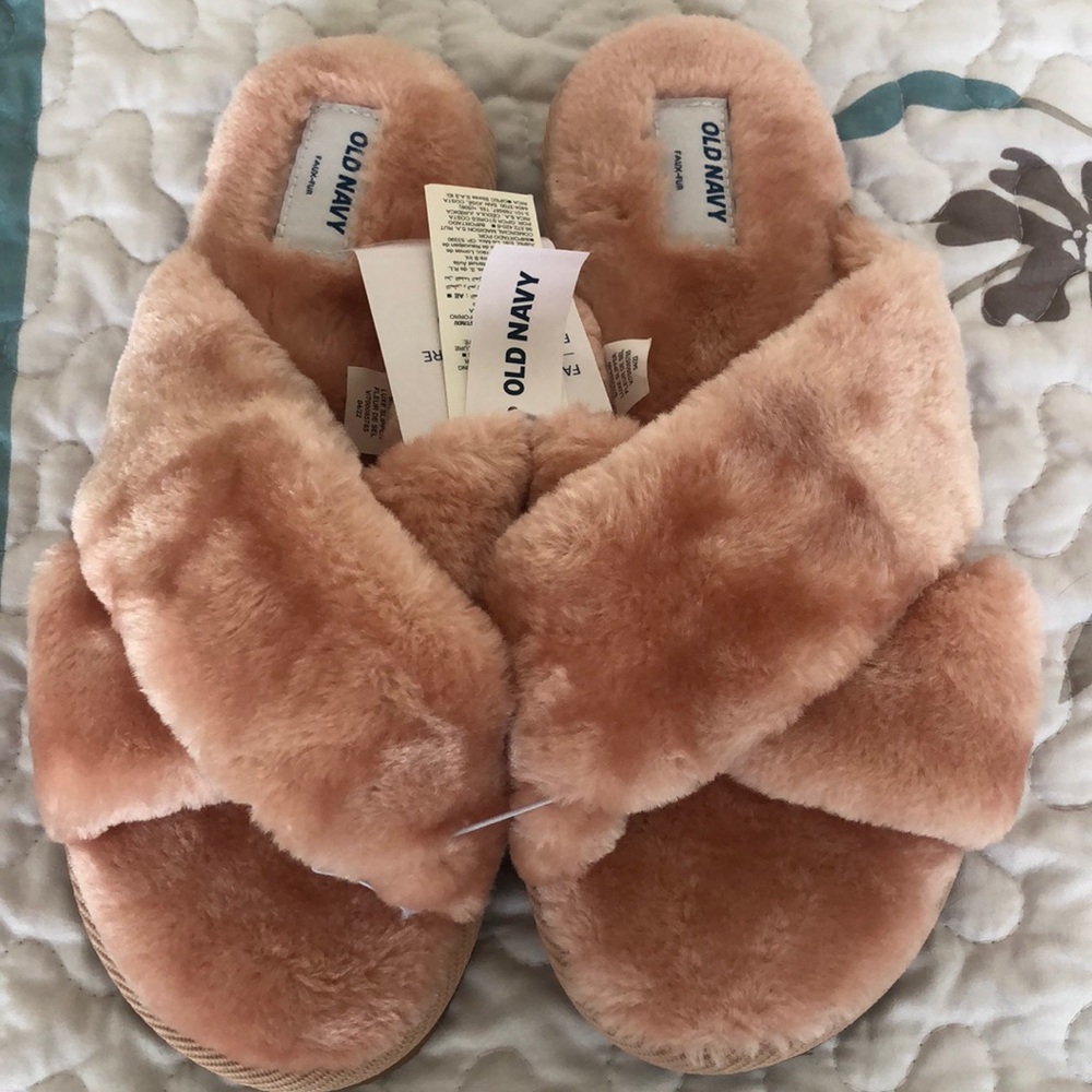 Old Navy size 7 Women’s Pink Faux Fur Slippers